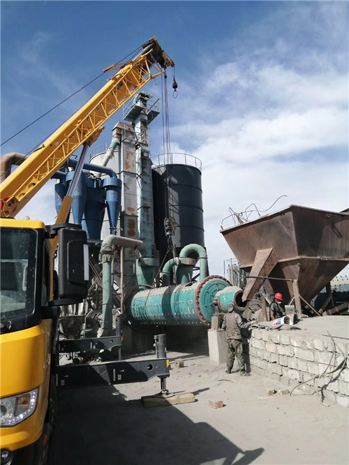 德令哈市设备搬运等各类工程项目中，吊车起着关键作用