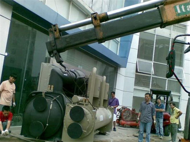 德令哈市随车吊和汽车吊的核心区别是什么？哪种更省钱？